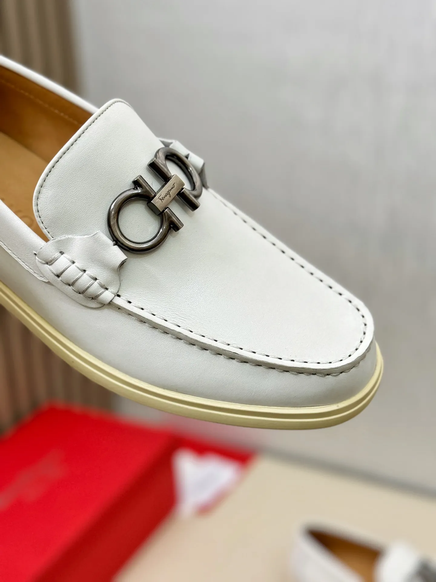 [Ferragamo] P: 580💰 Number of yards: 38~44 (45 orders are non-returnable) Ferragam's new men's driving shoes, the fabric is made of imported cowhide, with visible texture, heavy industrial stitching, dyed calfskin inside, standard logo cowhide feet, big-name experience, soft and comfortable on the feet, a men's favorite, special non-slip and wear-resistant rubber soles, easy to handle various occasions, with original box packaging!